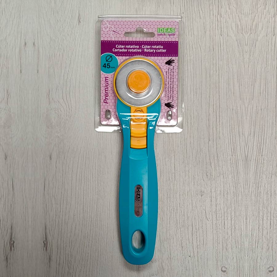 Cúter rotativo ergonómico de 45 mm marca IDEAS patch&quilt para corte preciso de telas, apto para diestros y zurdos.