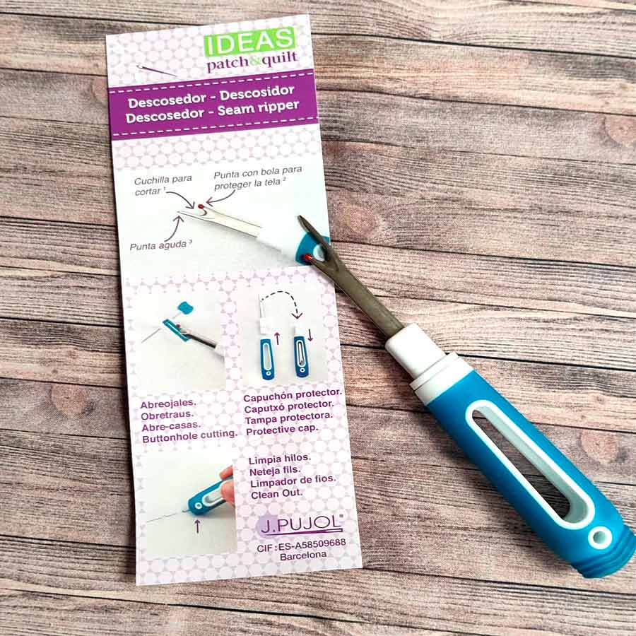 Descosedor de costura marca IDEAS patch&quilt, con mango ergonómico blanco y azul cian y capuchón protector, presentado en su blíster original de J.PUJOL.
