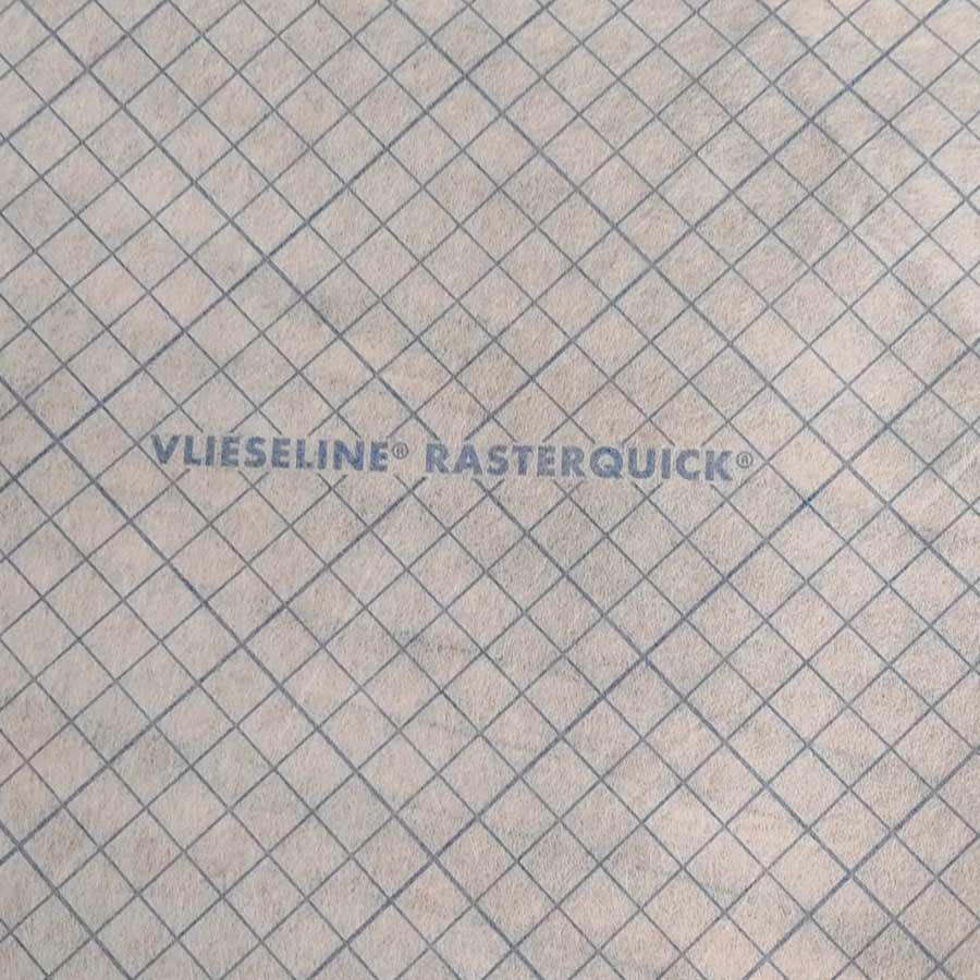 Entretela Rasterquick de Vlieseline con cuadrícula azul preimpresa para patchwork de precisión, ancho 80 cm.