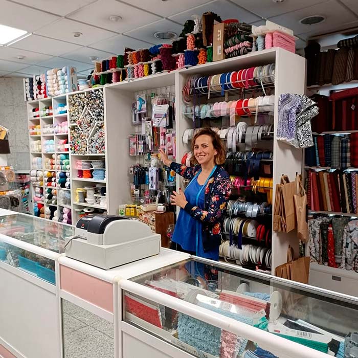 Esther, la propietaria de la mercería, en su tienda rodeada de productos