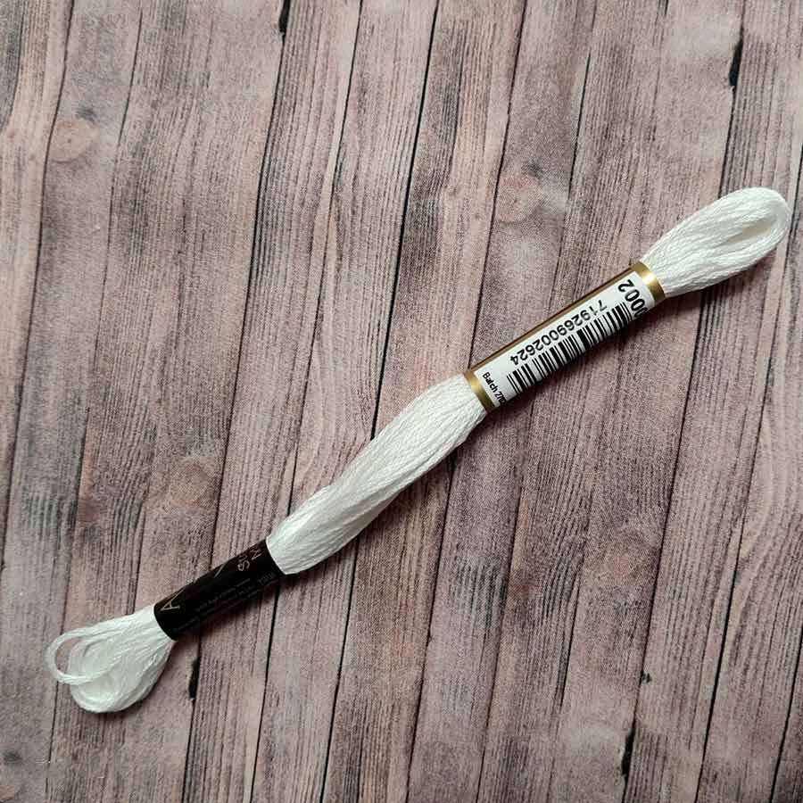 Madeja de hilo para bordar Anchor Mouliné color 2 blanco, 100% algodón mercerizado de 8 metros.