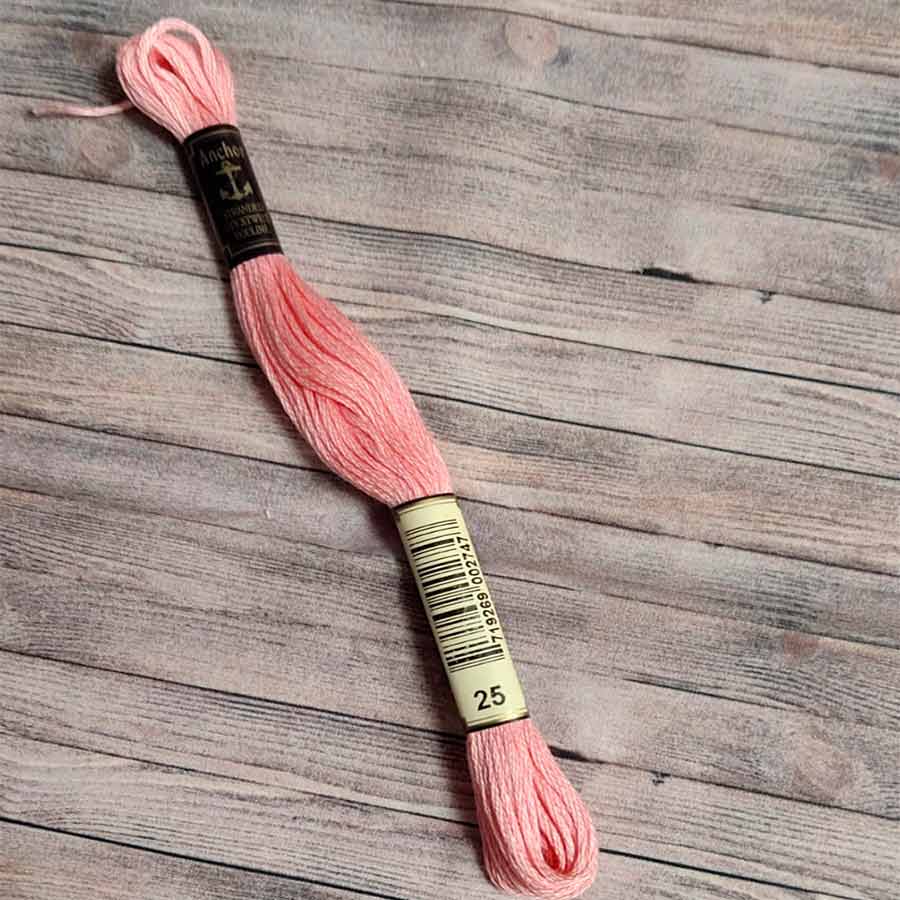 Madeja de hilo Anchor Mouliné color 25 rosa suave, 100% algodón mercerizado para bordado y punto de cruz.