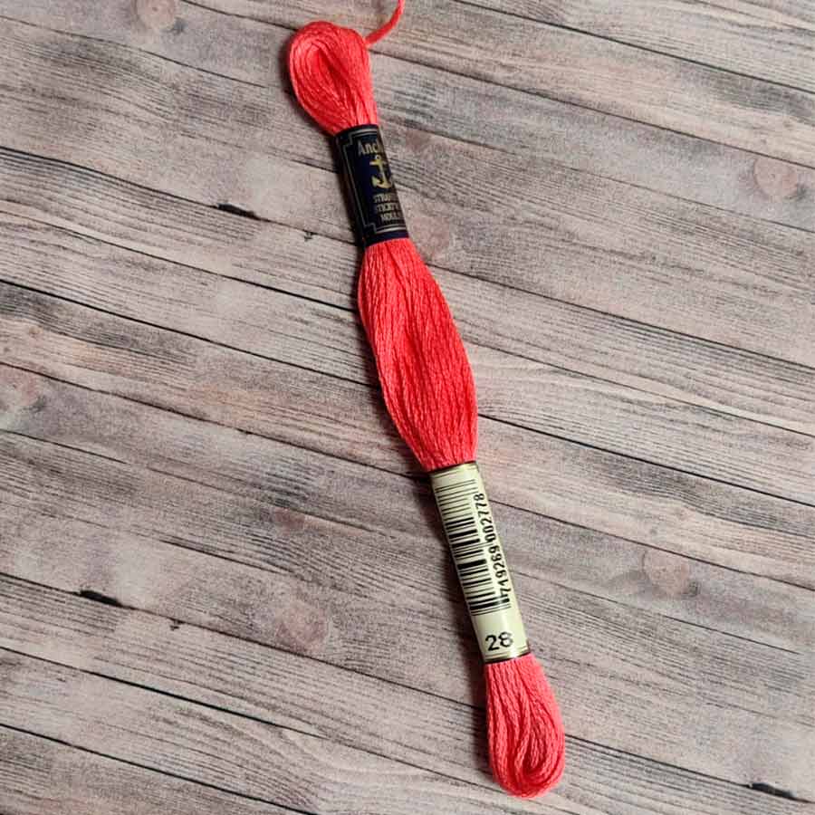 Madeja de hilo Anchor Mouliné color 28, tono coral intenso y vibrante, 100% algodón mercerizado para bordar.