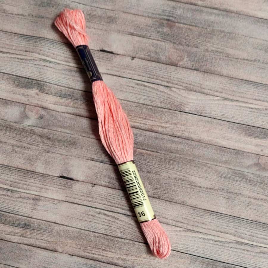 Madeja de hilo Anchor Mouliné color 36 rosa empolvado, 100% algodón mercerizado de 8 metros para bordado elegante.