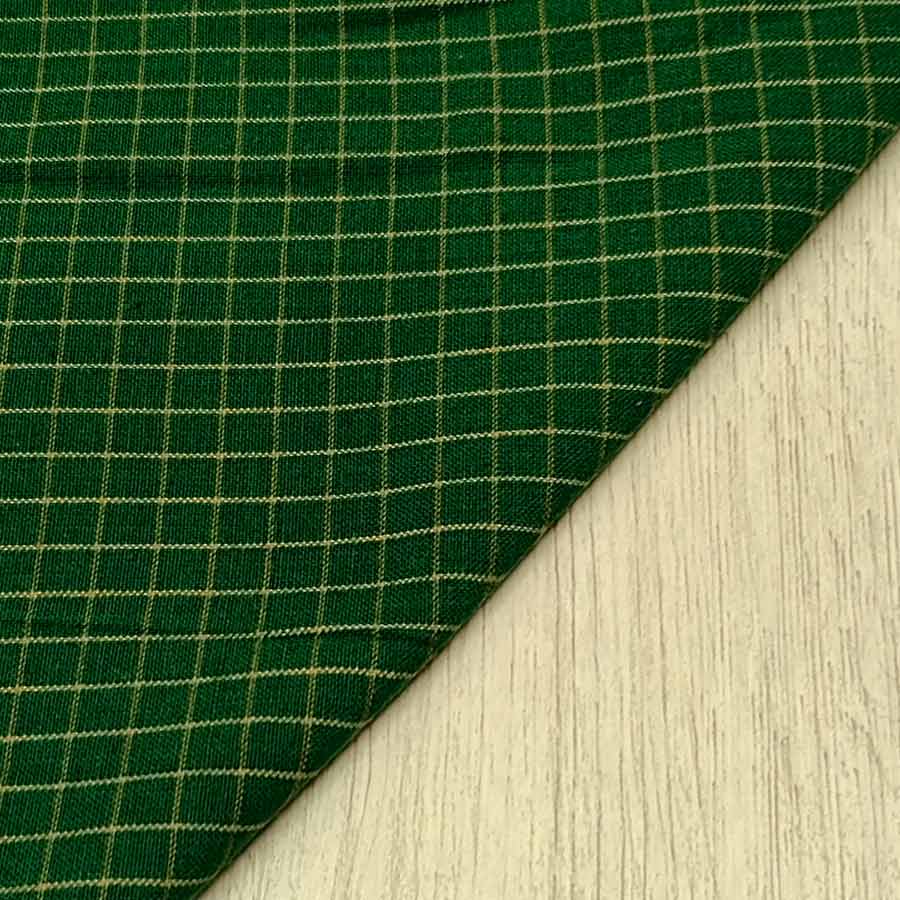 Tela de algodón americano estilo country color verde oscuro con fina cuadrícula en color crema.