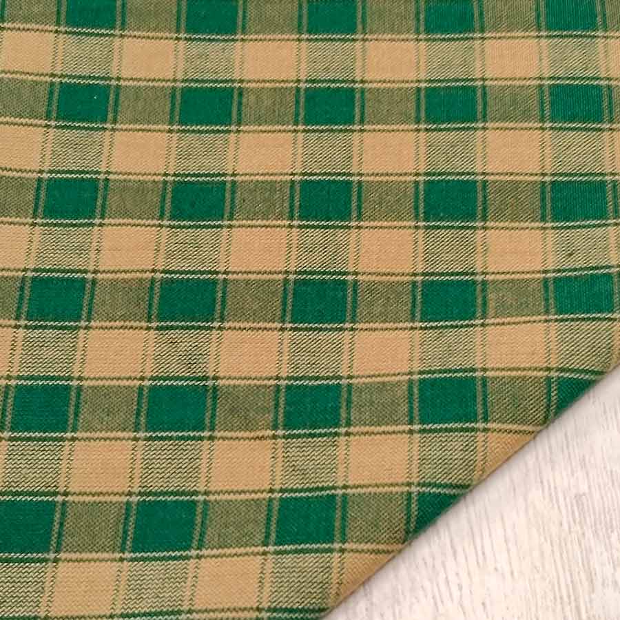 Tela de estilo country con estampado de cuadros clásicos en color verde y beige, ideal para patchwork rústico y muñequería.