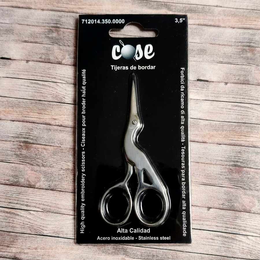 Tijeras de bordar pequeñas con forma de cigüeña marca Cose, tamaño 3,5 pulgadas, de acero inoxidable. Presentadas en su blíster negro original.