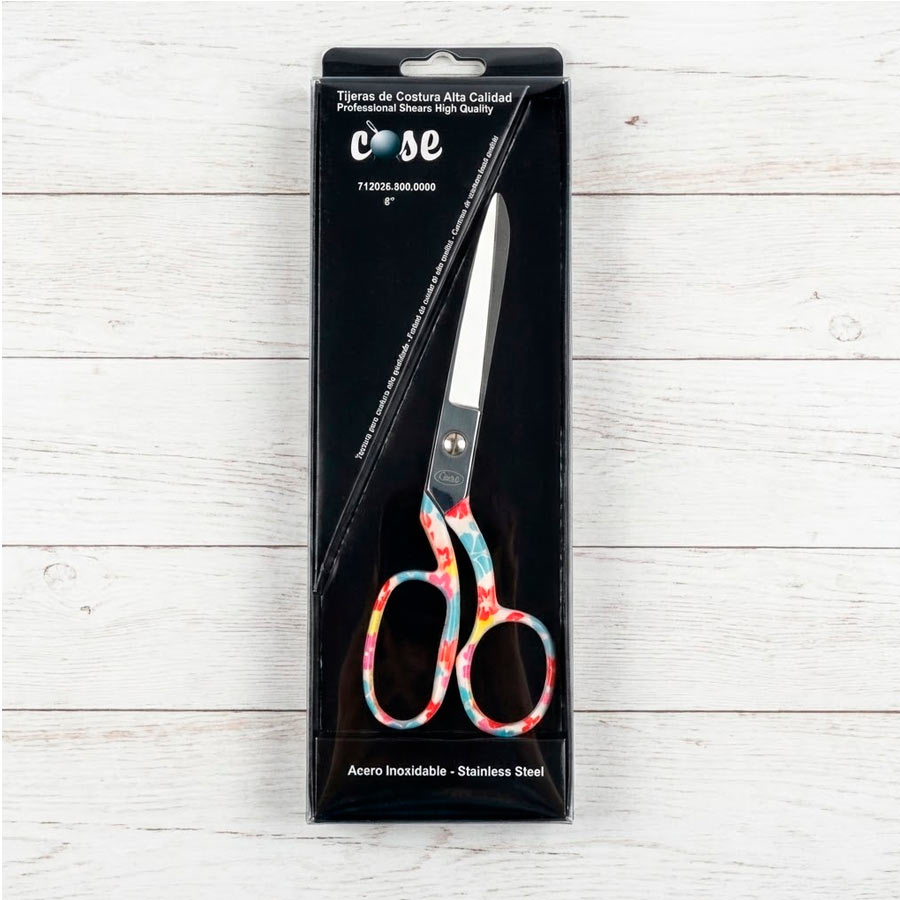 Tijeras de costura marca Cose de 8 pulgadas con mango de estampado floral de colores dentro de su blíster negro original.