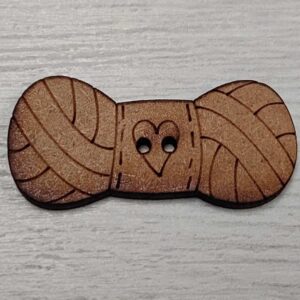 Botón de Madera Decorativo "Ovillo de Lana" con Detalle de Corazón