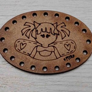 Etiqueta Decorativa de Madera Ovalada - Diseño Niña con Corazones (MYR)