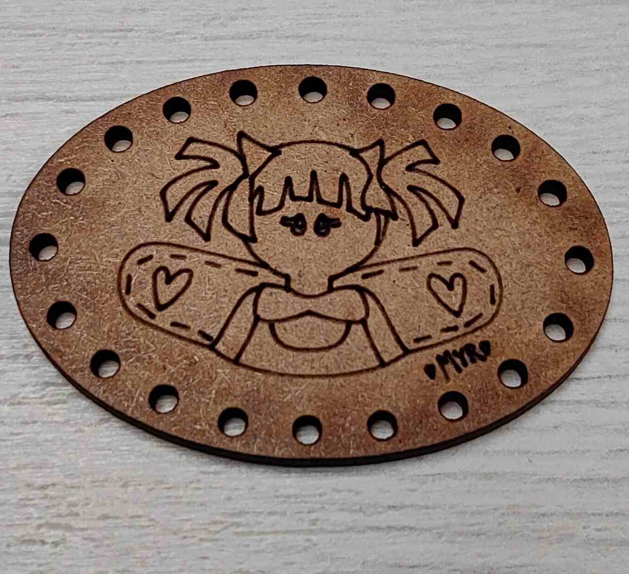 Etiqueta Decorativa de Madera Ovalada - Diseño Niña con Corazones (MYR)