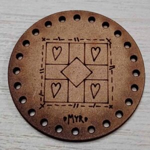 Botón Decorativo de Madera Grabado - Diseño Geométrico y Corazones