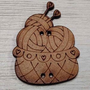 Botón Decorativo de Madera Grabada - Diseño "Cesta de Ovillos"
