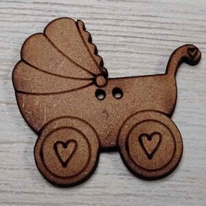 Botón Decorativo de Madera "Cochecito de Bebé" con Detalles de Corazones