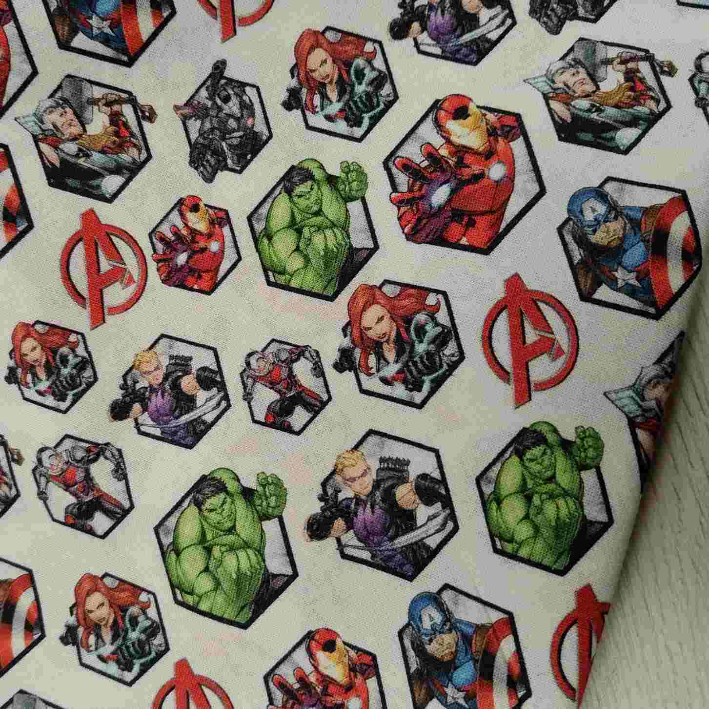 Tela de Algodón Marvel Avengers - Estampado Hexágonos