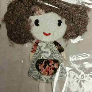 Aplique Textil Termoadhesivo "Muñeca Ricitos" con Encaje y Flores (1 unidad)