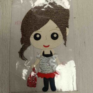 Aplicación Termoadhesiva Muñeca "Chic" con Pelo de Rizo y Detalles Brillantes
