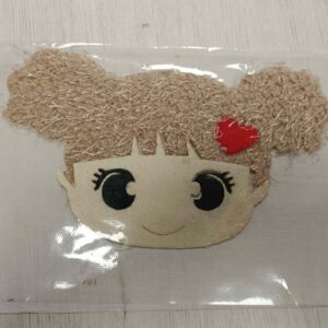 Aplique Termoadhesivo Muñeca con Coletas y Corazón (Efecto Texturizado)