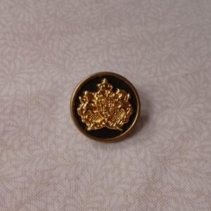 Botón Metálico Militar Dorado con Escudo y Fondo Negro 22