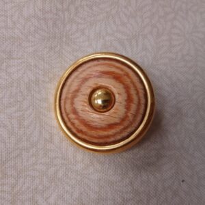 Botón de Metal Dorado con Centro de Madera Veteada 40