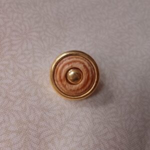 Botón de Metal Dorado con Centro de Madera Veteada 28