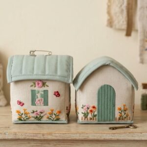 Alfiletero de Tela en Forma de Casita – Colección Jardín Bordado