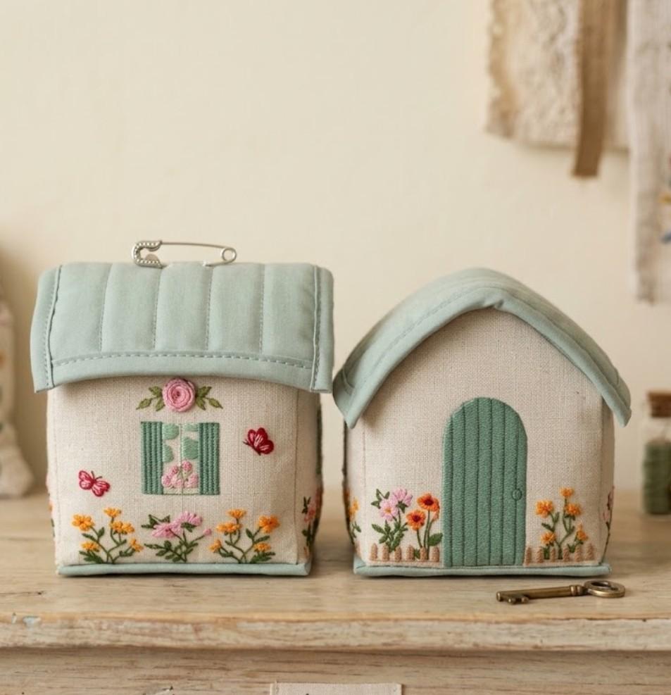 Alfiletero de Tela en Forma de Casita – Colección Jardín Bordado
